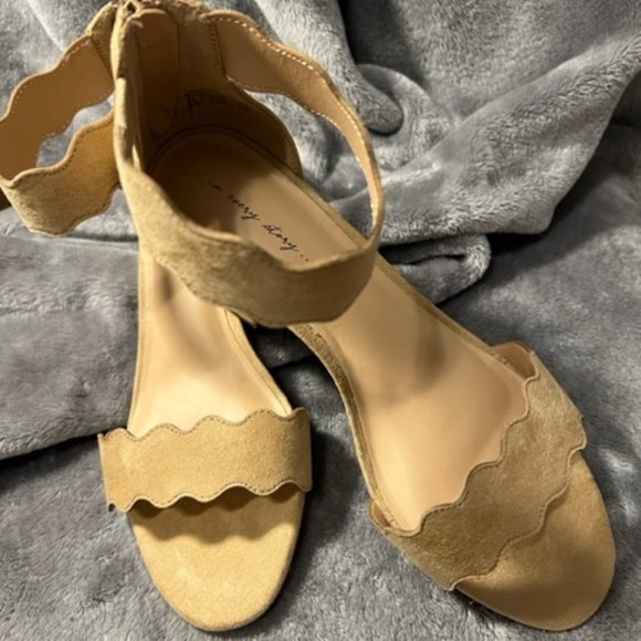 Beautiful NWT versatile neutral sandal in 10 Wide (fits like an 11W) - Picture 3 of 4